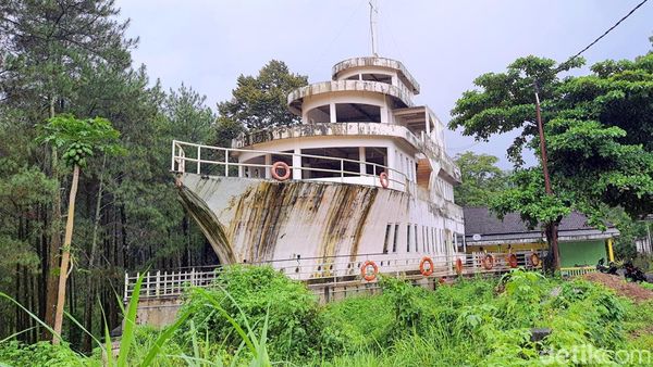 Melihat Masjid Berarsitektur Kapal Pesiar di Mojokerto