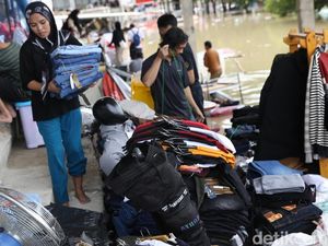 Mega Mall Bekasi Kebanjiran, Pedagang Berjuang Selamatkan Barang Dagangan