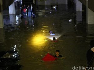 Serbuan Banjir Masuk Mega Bekasi Hypermall Sampai Pengunjung Berlarian