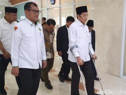 Pakai Kruk, Menag Nasaruddin Umar Rapat Kerja Bareng Komisi VIII DPR