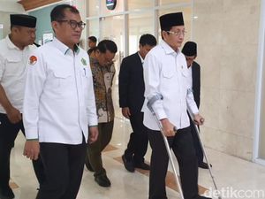 Pakai Kruk, Menag Nasaruddin Umar Rapat Kerja Bareng Komisi VIII DPR Pakai Kruk, Menag Nasaruddin Umar Rapat Kerja Bareng Komisi VIII DPR