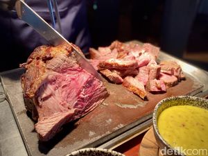 Buka Puasa dengan Wagyu Steak dan 3 Jenis Sate di Resto Toms Aikens Buka Puasa dengan Wagyu Steak dan 3 Jenis Sate di Resto Toms Aikens