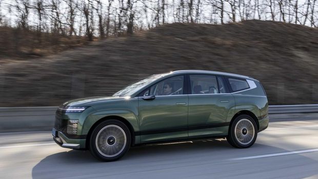 Mobil listrik Hyundai Ioniq 9 saat melaju dari Seoul ke Busan Mobil listrik Hyundai Ioniq 9 saat melaju dari Seoul ke Busan, Korea Selatan, dalam acara Media Global Test Drive, Rabu 19 Februari 2025. (Arsip Hyundai)