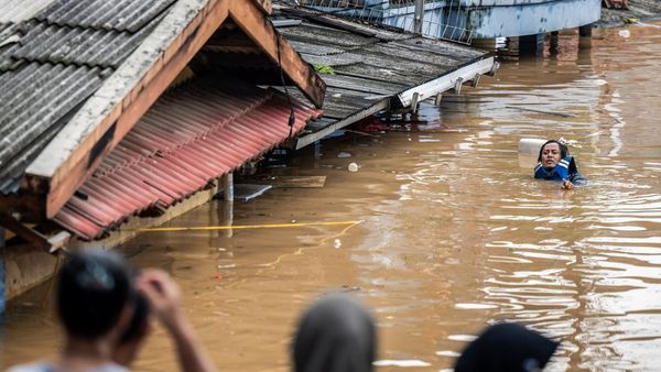 Momen Evakuasi Warga Terdampak Banjir 3 Meter di Pancoran
