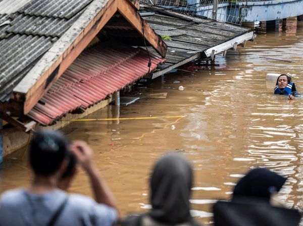Momen Evakuasi Warga Terdampak Banjir 3 Meter di Pancoran