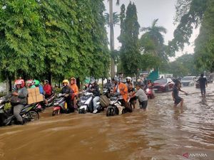 Puluhan Motor Mogok di Pesanggrahan Jakbar Akibat Terobos Banjir Puluhan Motor Mogok di Pesanggrahan Jakbar Akibat Terobos Banjir