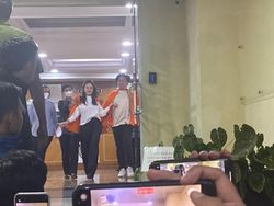 Gaya Santai Nikita Mirzani Saat Ditahan, Pakai Baju Tahanan Seperti Outer