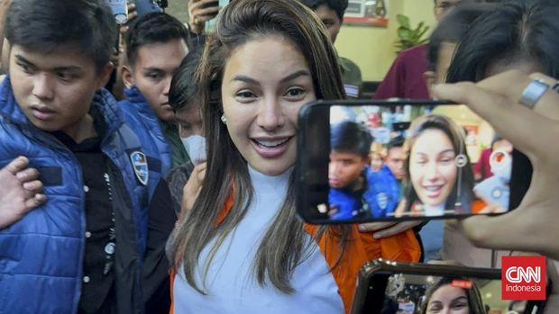 Nikita Mirzani resmi ditahan usai diperiksa sebagai tersangka dalam kasus pengancaman hingga pemerasan terhadap pengusaha produk skincare Reza Gladys pada Selasa (4/3).