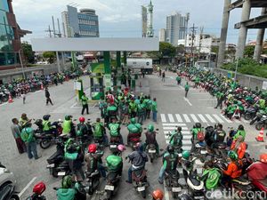 Ratusan Driver Ojol Antre BBM Gratis di Surabaya Ratusan Driver Ojol Antre BBM Gratis di Surabaya