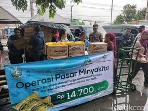 Polisi Amankan Operasi Pasar Minyak Goreng di Sidoarjo, Pastikan Harga Stabil Polisi Amankan Operasi Pasar Minyak Goreng di Sidoarjo, Pastikan Harga Stabil