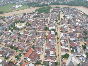12 Fakta Banjir Lumpuhkan Bekasi: RS, Mal, Stasiun Terdampak