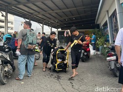Kala Pedagang Mega Mall Bekasi Berjibaku Selamatkan Barang dari Banjir