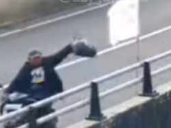 Video: Teror Pemotor Lempar Kresek Isi Tinja ke Pedagang di Asemka