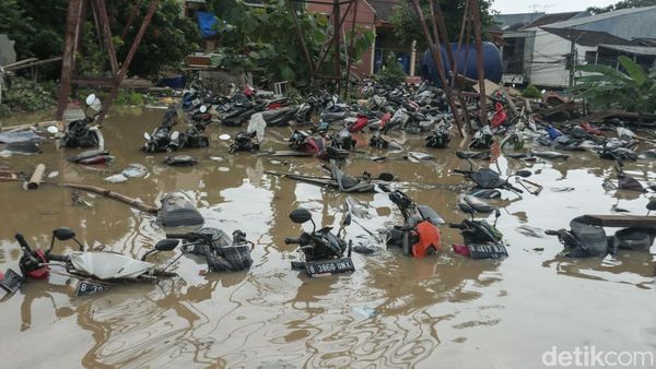 Penampakan Motor Warga Terendam Banjir di Bekasi