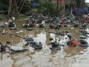 Penampakan Motor Warga Terendam Banjir di Bekasi Penampakan Motor Warga Terendam Banjir di Bekasi