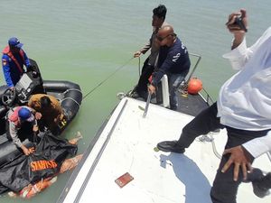 Mayat Berpakaian Wearpack Oranye Ditemukan di Perairan Karimun Mayat Berpakaian Wearpack Oranye Ditemukan di Perairan Karimun