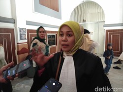 Sidang Dakwaan Owner Skincare Merkuri Mira Hayati di Makassar Kembali Ditunda