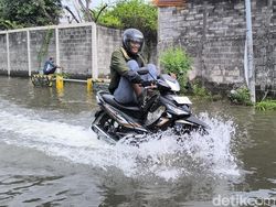 Banjir Belum Surut, Jalan Boboh dan Morowudi Gresik Ditutup Sementara
