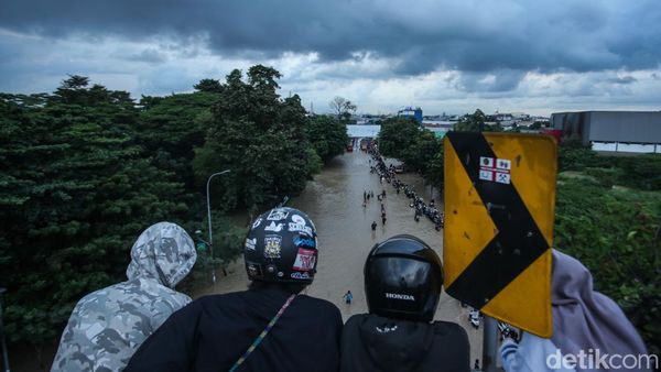 Perjuangan Pulang ke Rumah Lewati Banjir Bekasi