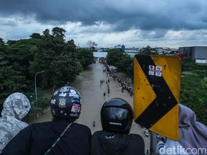 Perjuangan Pulang ke Rumah Lewati Banjir Bekasi