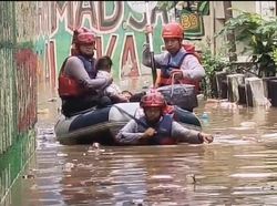 Aksi Damkar Evakuasi Bayi 5 Bulan dari Banjir Dekat Flyover Kalibata