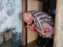 Aksi Sigap Polisi Gendong Lansia Stroke Terjebak Banjir di Jakbar