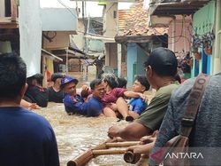 Banjir 3,5 Meter di Kebon Pala Sulitkan Evakuasi, Akses Jalan Hanya Berenang