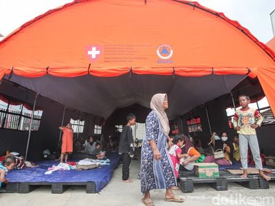 Kawasan PGP Bekasi Banjir, Warga Ngungsi di Posko Pengungsian BNPB