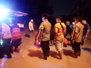 Momen Polres Bogor Berjibaku Evakuasi Korban Banjir hingga Bantu Logistik