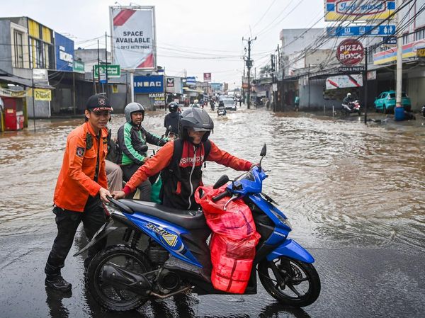 Potret Banjir Merendam Kawasan Sawangan Depok