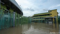Penundaan ini akibat fasilitas vital stadion yang terendam air efek banjir di Stadion Patriot Candrabhaga, yaitu gardu listrik, ruang genset stadion, ruang ganti pemain, ruang HB, dan beberapa ruang penting lainnya. 