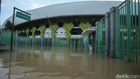 Pintu masuk ke dalam stadion pun masih terkunci rapat. 
