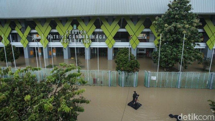 Petugas menggunakan perahu karet beraktivitas di Kawasan Stadion Patriot Candrabagha, Bekasi, Selasa (4/3/2025).