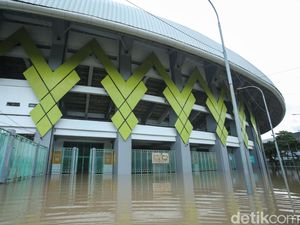 Laga Persija Lawan PSIS Malam Ini Resmi Ditunda gegara Banjir Laga Persija Lawan PSIS Malam Ini Resmi Ditunda gegara Banjir