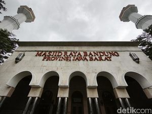 Hujan Deras Ungkap Ironi di Balik Masjid Raya Bandung Hujan Deras Ungkap Ironi di Balik Masjid Raya Bandung