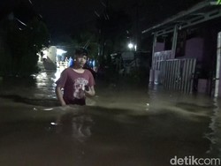 Banjir 1,5 Meter Rendam Puluhan Rumah di Kadumekar Purwakarta