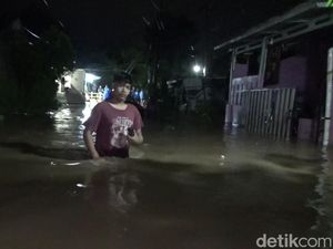 Banjir 1,5 Meter Rendam Puluhan Rumah di Kadumekar Purwakarta Banjir 1,5 Meter Rendam Puluhan Rumah di Kadumekar Purwakarta