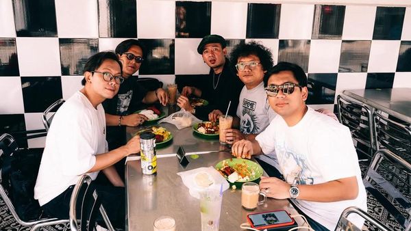 Momen Rian DMASIV Saat Cicip Bakso hingga Pallubasa