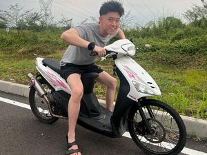 Rich Brian Naik Mio Karbu Modifikasi, Pakai Ban Cacing-Knalpot Brong Rich Brian Naik Mio Karbu Modifikasi, Pakai Ban Cacing-Knalpot Brong
