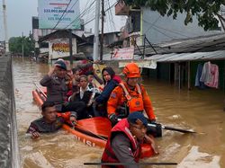 Rumah Hampir Tenggelam, Warga Kalibata Minta Tolong Brimob Polda Evakuasi
