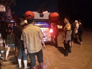 Video: Bayi di Bogor Hanyut Terseret Arus Saluran Air Saat Mandi Hujan Video: Bayi di Bogor Hanyut Terseret Arus Saluran Air Saat Mandi Hujan