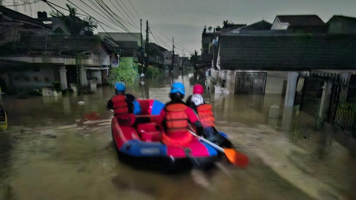 5.073 KK di Gunungputri Kebanjiran, Polres Bogor Bantu Evakuasi hingga Logistik