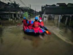 5.073 KK di Gunungputri Kebanjiran, Polres Bogor Bantu Evakuasi hingga Logistik