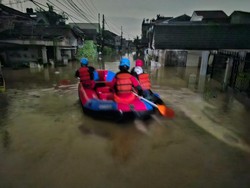 5.073 KK di Gunungputri Kebanjiran, Polres Bogor Bantu Evakuasi hingga Logistik