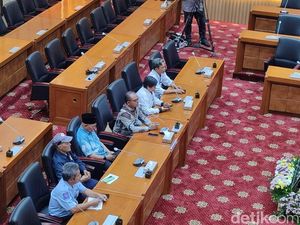 Serikat Pekerja Sritex Curhat ke DPR, Minta Gaji-Pesangon Segera Cair Serikat Pekerja Sritex Curhat ke DPR, Minta Gaji-Pesangon Segera Cair