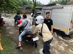Banyak Kendaraan Mogok gegara Terobos Banjir di Cibinong Bogor