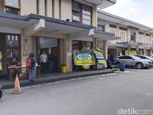 Suasana Rumah Duka Tempat Lilie Pendaki Carstensz Disemayamkan Suasana Rumah Duka Tempat Lilie Pendaki Carstensz Disemayamkan