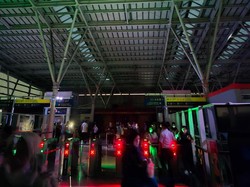 Stasiun Bekasi Masih Mati Listrik Akibat Banjir, Suasana Gelap Gulita