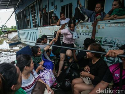 Tim SAR Gabungan Bahu-membahu Evakuasi Korban Banjir di PGP Bekasi