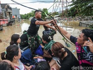 Banjir Bekasi, Ada Warga Ogah Ngungsi karena Berharap Air Segera Surut